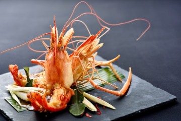 เชิญลิ้มลองความสดอร่อยของกุ้งแม่น้ำอยุธยาที่ห้องอาหาร อัพ แอนด์ อะบัฟ