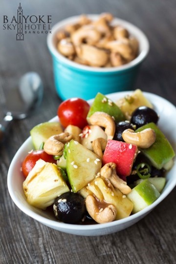 “ยำผลไม้รวมมิตร” ที่โรงแรมใบหยก สกาย