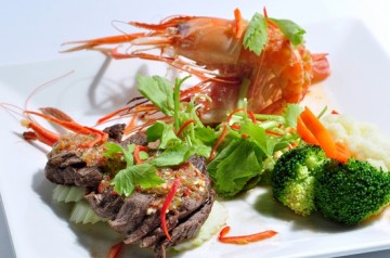 บุฟเฟ่ต์มื้อค่ำอิ่มอร่อยกับเมนูเนื้อวัวและกุ้งแม่น้ำในจานเดียวกัน