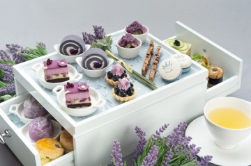 กลับมาอีกครั้งกับชุดน้ำชายามบ่ายดอกลาเวนเดอร์ ณ อัพแอนด์อะบัฟ บาร์