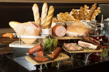 อัพแอนด์อะบัฟ บาร์ เปิดตัวโปรโมชั่นใหม่ “ชาร์กูเตอรี ชีสและไวน์”