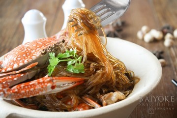 “ปูอบวุ้นเส้นหม้อดิน” ความอร่อยอย่างลงตัว ที่โรงแรมใบหยก สกาย