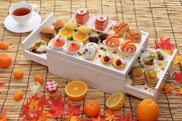 สีสันของฤดูใบไม้เปลี่ยนสีแต่งแต้มเป็นชุดน้ำชายามบ่ายชุดพิเศษ