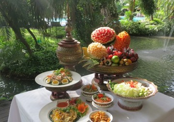 บุฟเฟ่ต์มื้อค่ำริมสระน้ำในคืนเทศกาลลอยกระทง ที่โรงแรมสวิสโฮเต็ล ปาร์คนายเลิศ