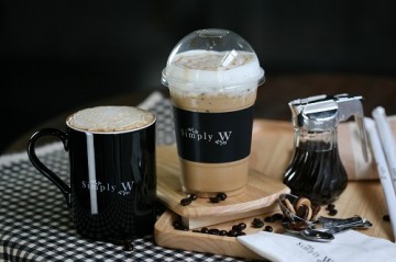 Simply W จัดโปรดีต่อใจ Caramel Macchiato เมนูใหม่คู่ขนมหวาน เพียง 199 บาท