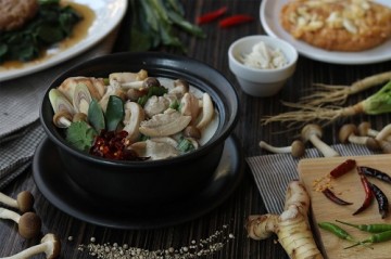 สีฟ้าจัดสำรับไทยรับร้อน รับรองความแซ่บโดย ททท. ในโครงการ Amazing Thai Taste 2017