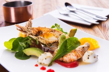 กั้งหินและภูเก็ตล็อบสเตอร์ ที่ห้องอาหารอัพแอนด์อะบัฟ