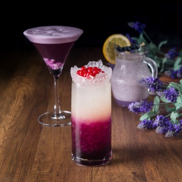 เครื่องดื่มใหม่สีม่วงดอกลาเวนเดอร์ ที่ Up & Above Bar​