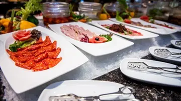 มา 4 จ่าย 3 อร่อยจัดหนักบุฟเฟ่ต์มื้อกลางวันและค่ำ ณ ห้องอาหารฟีสท์