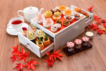 ชุดน้ำชายามบ่ายที่แต่งแต้มสีสันของฤดูใบไม้เปลี่ยนสีในประเทศญี่ปุ่น