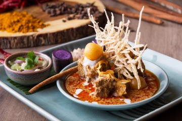 เมนูข้าวซอยสูตรดั้งเดิมและแกงไทยรสชาติจัดจ้านที่โรงแรม ดิ โอกุระ เพรสทีจ กรุงเทพฯ