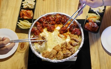 พากินไก่ทอดจุ่มชีส ไก่กรอบๆ กับชีสสุดละมุน ที่ TIGER TOPOKI