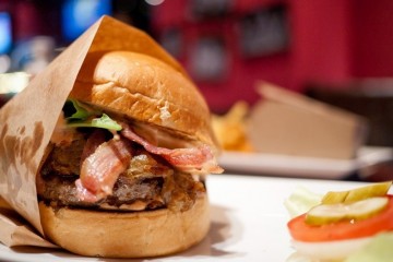 25 Degrees Hollywood Class Burger Bar