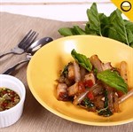 เส้นเซี่ยงไฮ้ผัดกะเพราหมูกรอบ
