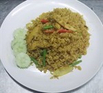 ข้าวผัดใบกระเพราไก่ชิ้น
