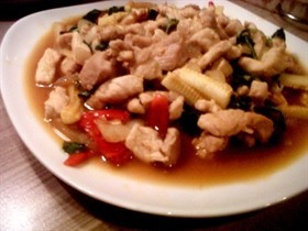 กะเพราไก่ใส่ข้าวโพดอ่อน