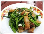 ผัดผักบุ้งหมูกรอบ