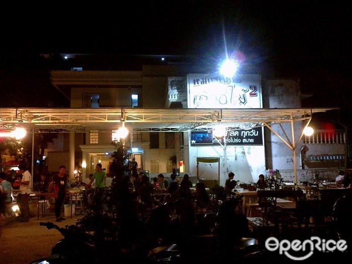 เก้าอี้ไม้ หมูกระทะ