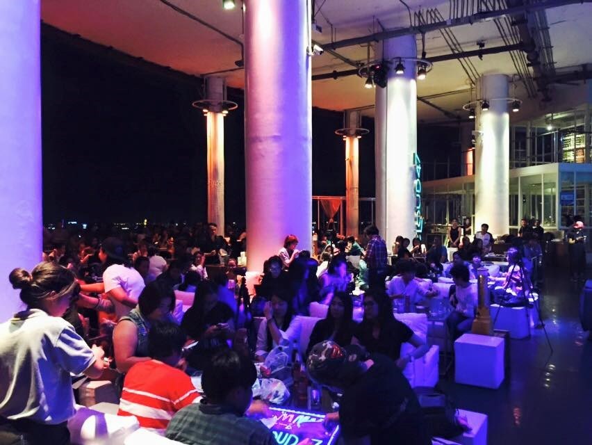 ร้านCloud 47 Casual Rooftop Bar ในอาคารยูไนเต็ดเซ็นเตอร์ สีลม กรุงเทพ