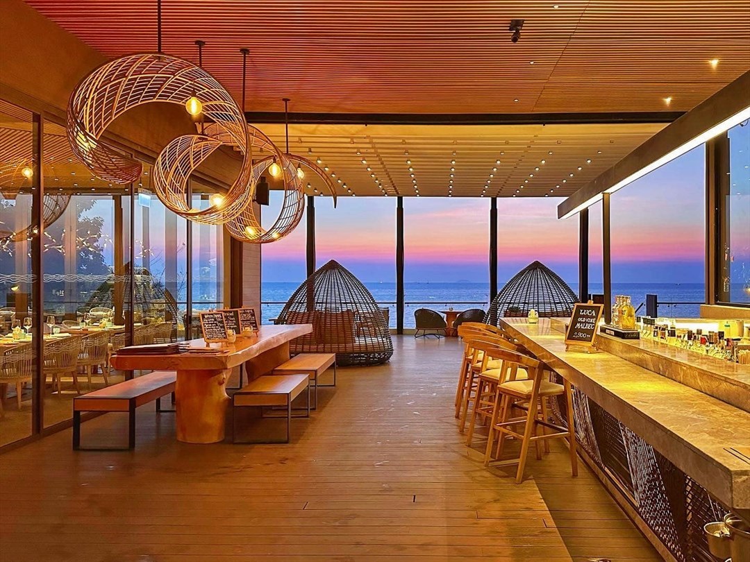 Pebbles Bar and Grill