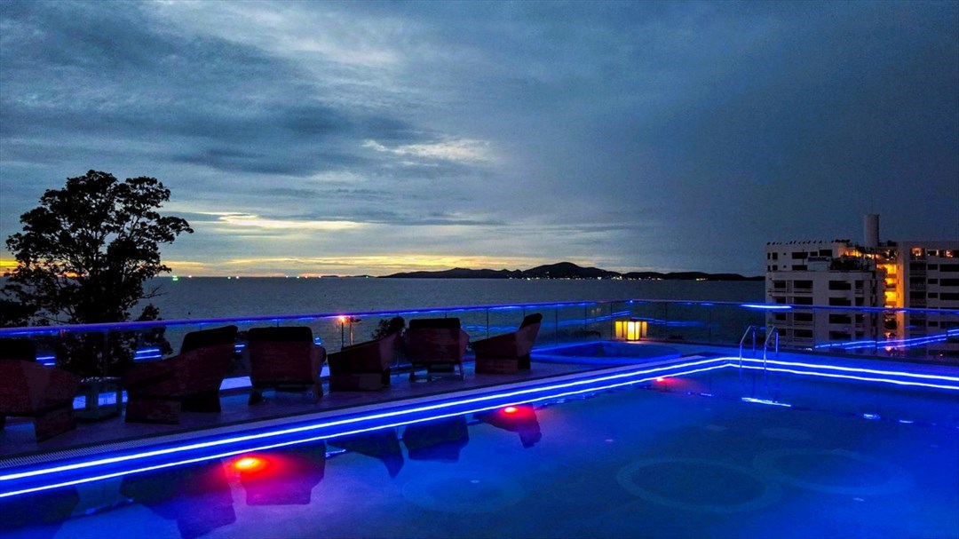 Aquario Rooftop Pool Bar