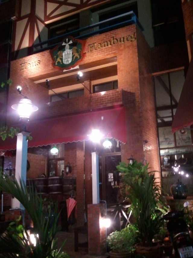 หน้าร้านตอนกลางคืน หลังกินเสร็จ