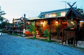 River Hut Restaurant & Coffee