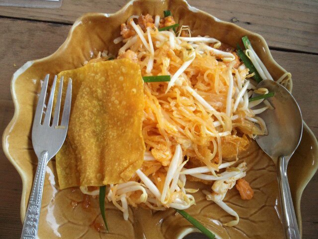 ผัดไทยไข่ปูเกี้ยวกุ้งกรอบ
