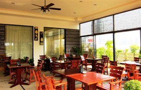 Edgewaters Poolside Bar