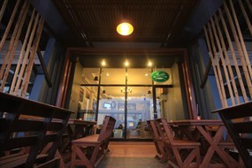 เดอะ เลค คาเฟ่