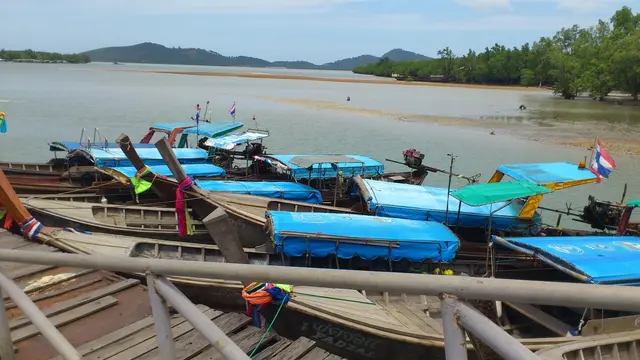 นั่งเรือไปทานอาหารกัน