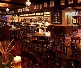 The Huntsman Pub (เดอะฮันส์แมนผับ)