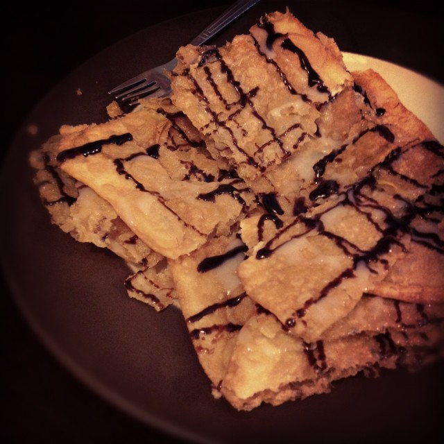 โรตีทิชชู่ช็อกโกแลต แป้งจะออกรสหวานๆเค็มๆ กรอบบาง เข้ากับซอสช็อกโกแลตมั่กๆ