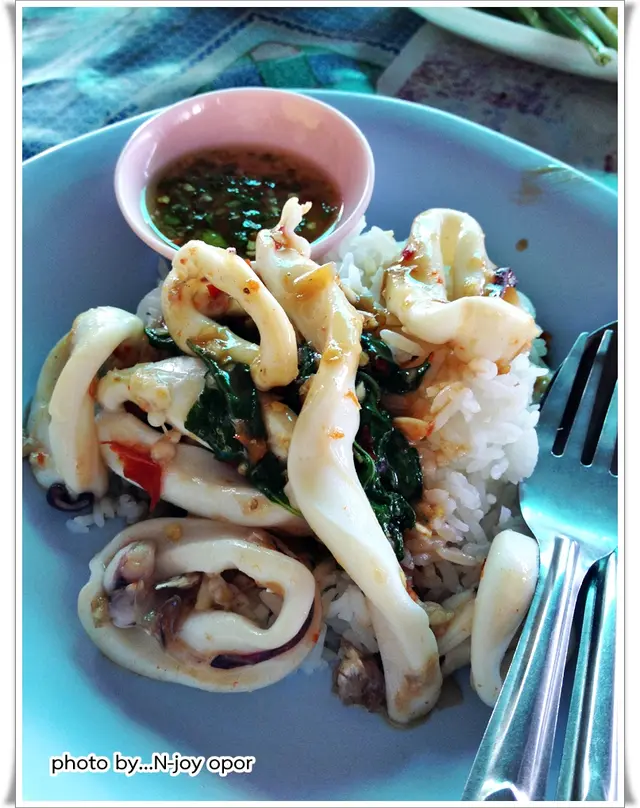 ปลาหมึกผัดพริกราดข้าว