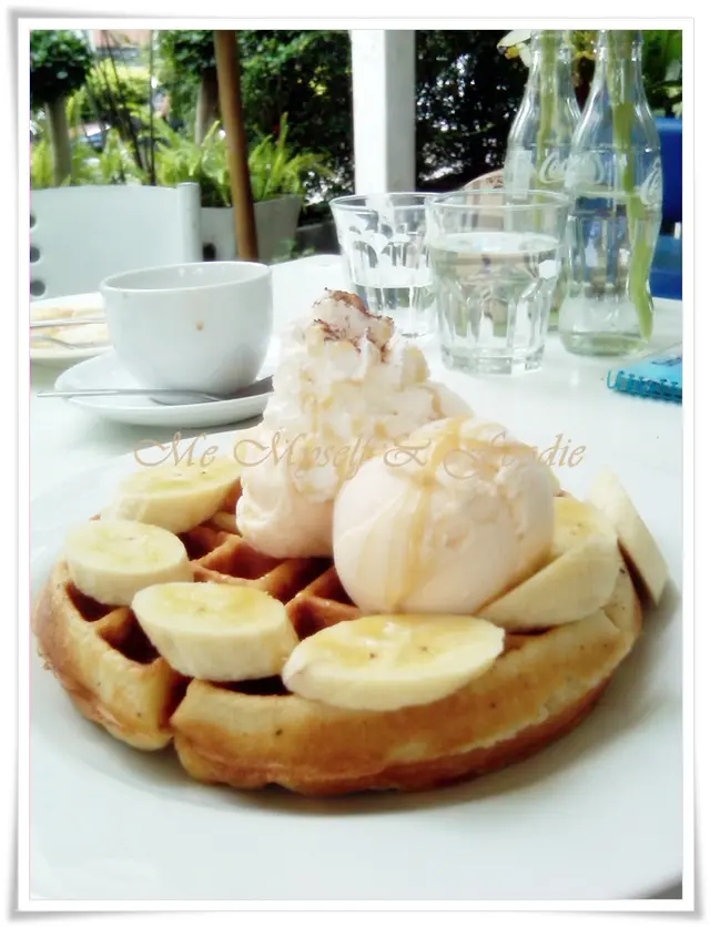 Banana waffle w. icecream