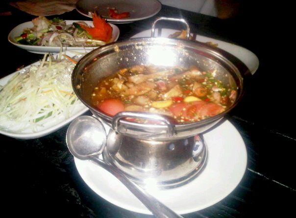 ส้มตำคอหมูย่างหม้อไฟ