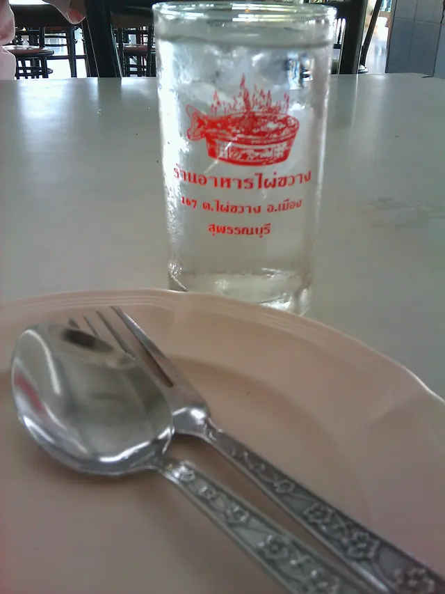 จานช้อนส้อมเตรียมพร้อม