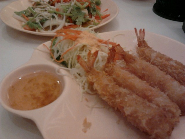กุ้งชุปแป้งทอด เสิร์ฟพร้อมน้ำจิ้มบ๊วย และผักสดลาดซ็อสสลัด