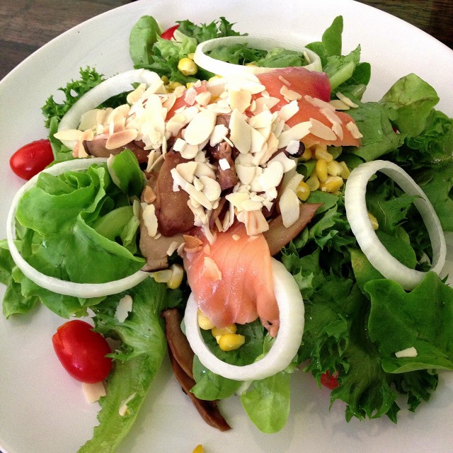 สลัดผัก เพิ่มท๊อปปิ้งแซลม่อน