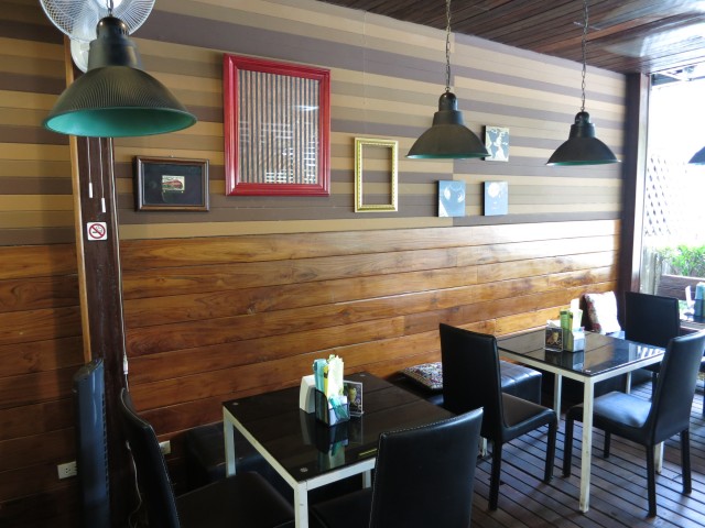 ที่นั่งภายในร้าน