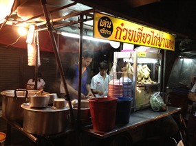 เด่นศรีย่าน ก๋วยเตี๋ยวไก่น้ำแดง