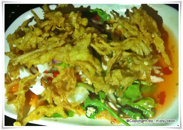 ยำผักบุ้งกรอบ