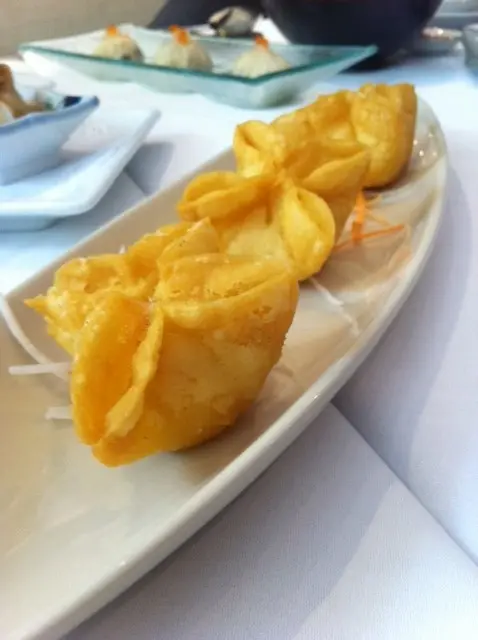 เกี๊ยวปูชีสราคา 200 บาท กรอบ อร่อย ปูและชีสมาเน้อนๆเลยค่ะ แป้งบางอร่อย