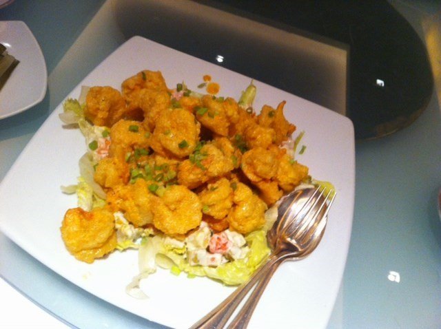 ข้างในเป็นกุ้ง ข้างนอกคลุกไข่เค็ม และทอดมาร้อนๆอร่อยม๊ากกกกก