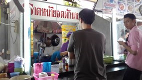 ราดหน้ายอดผักนายลภ