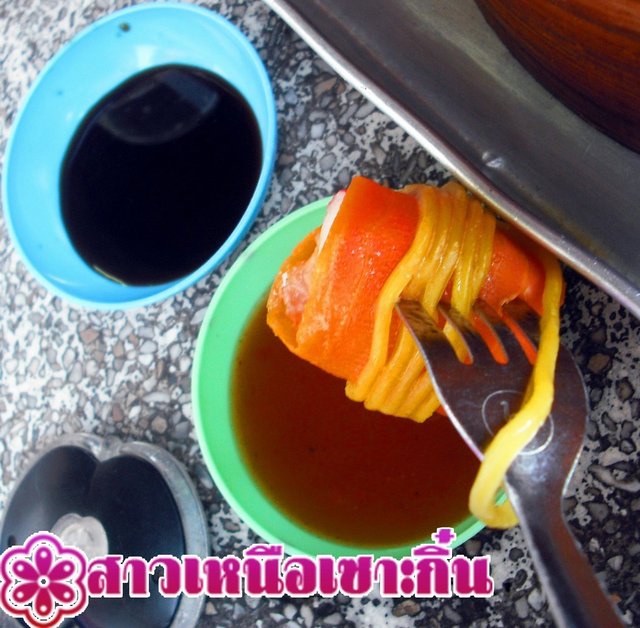 น้ำจิ้ม ซีอิ๊วหวาน กับ ซอสพริก