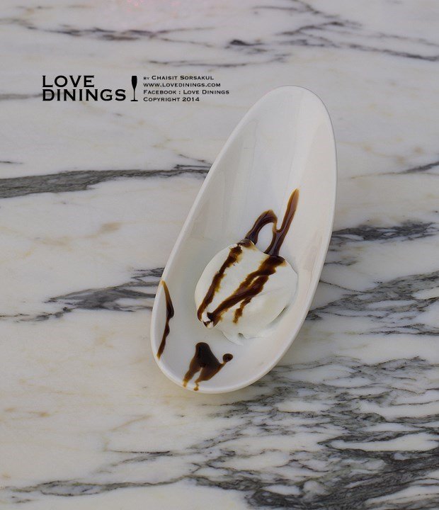 พามิซานชีสที่มีลักษณะคล้ายไอศครีม รสชาติเปรี้ยว