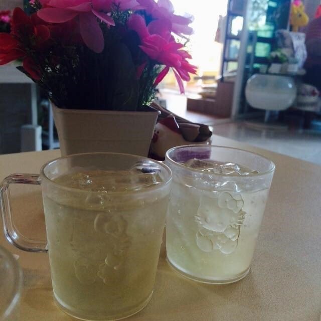 ทางร้านจะมีน้ำใบเตยหอมๆมาต้อนรับด้วยนะคะ