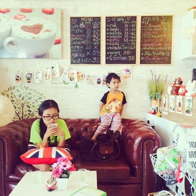 เด็กๆนั่งเพลินๆ รอขนม