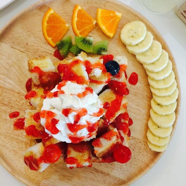 โทสต์ที่ราดด้วยซอสสตอเบอรี่รสเปรี้ยว อร่อยเหาะ